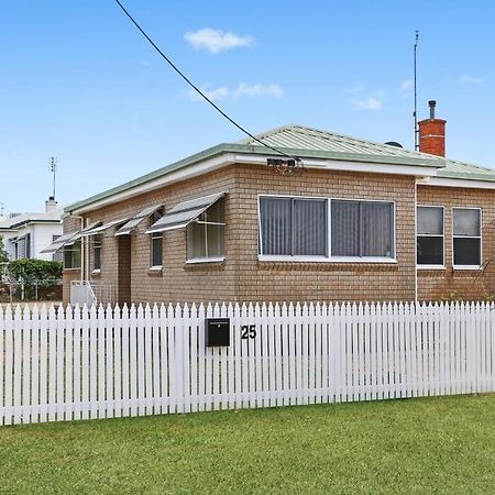 King'S Park Villa Tamworth Exterior photo