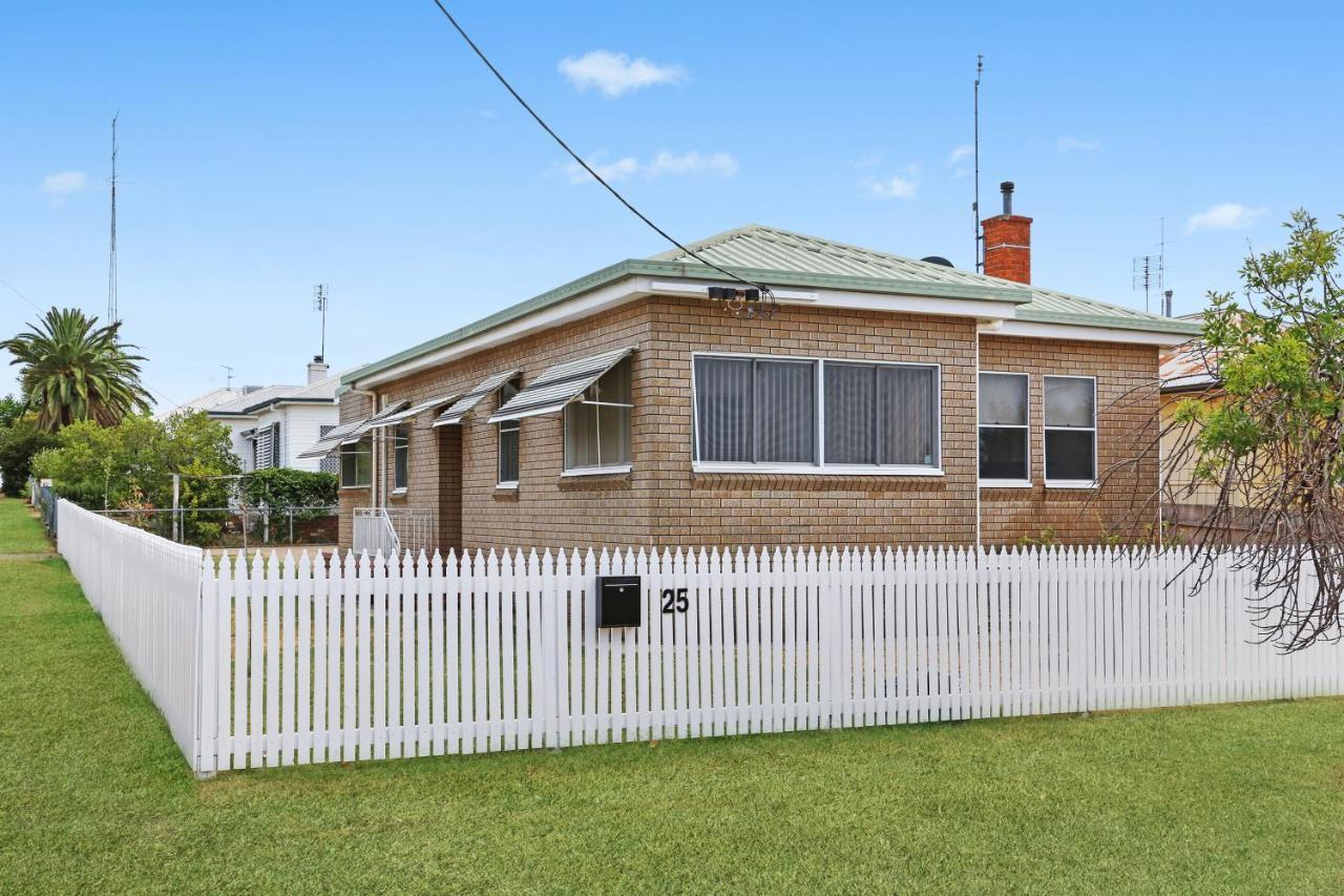 King'S Park Villa Tamworth Exterior photo
